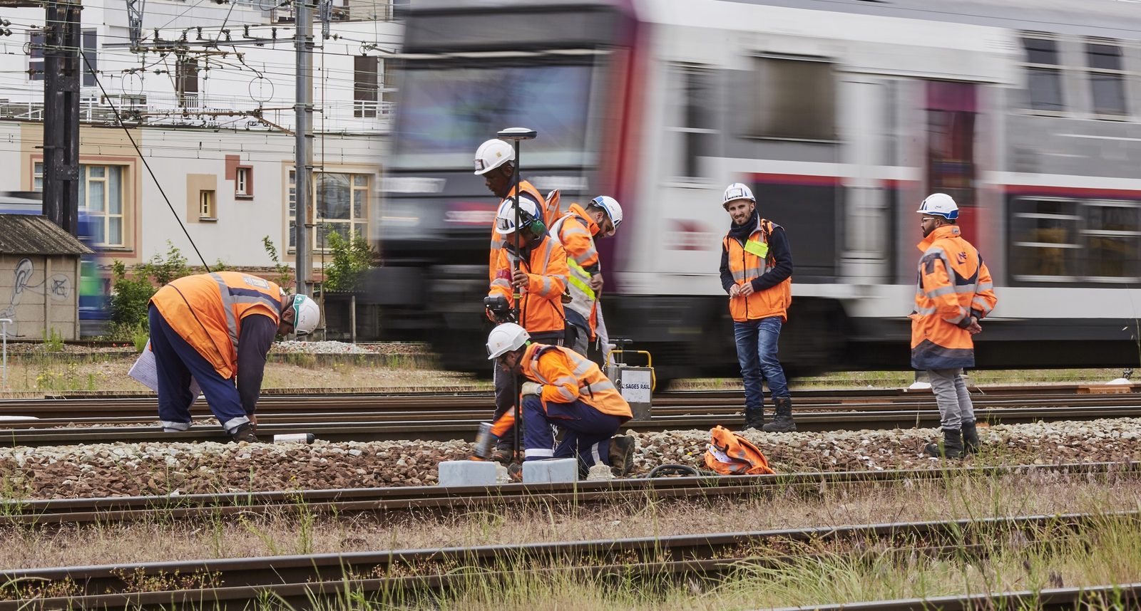 Formateurs et équipes ferroviaires sur les voies